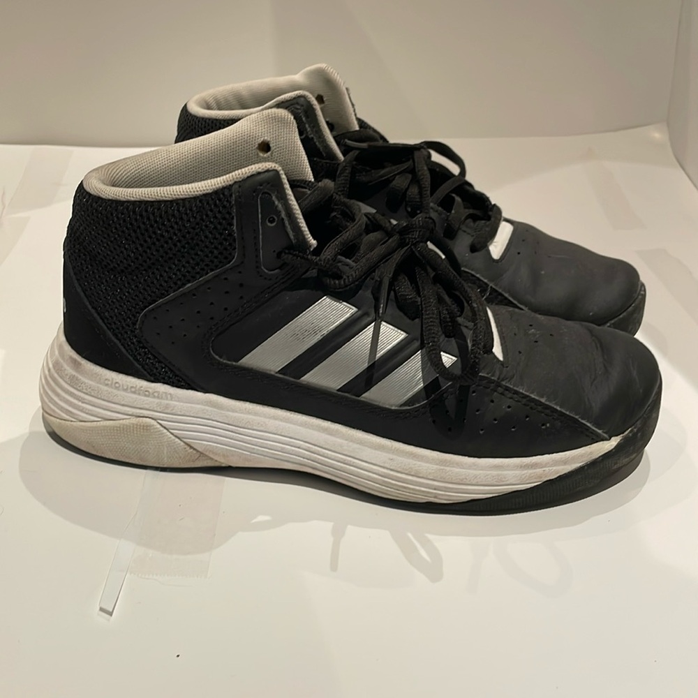 Kids Adidas high top cloudfoam shoes size 3